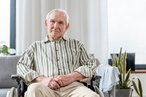  hombre anciano sentado en una silla de ruedas
