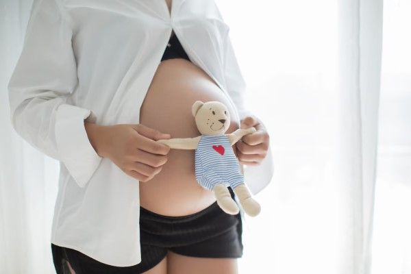 Flebitis - mujer embarazada sujetando un osito de peluche delante de su barriga