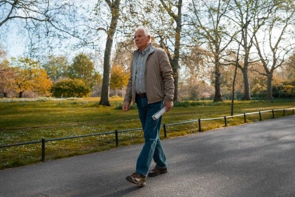 hombre mayor manteniéndose activo al pasear por el parque