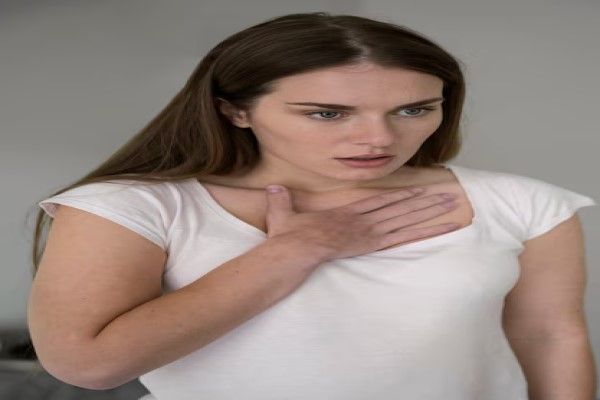 mujer adulta con problemas para respirar