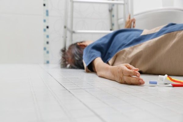  mujer mayor pierde las consciencia mientras se lavaba los dientes