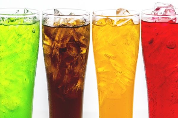Aerofagia - Vasos de vidrio con bebidas gaseosas de diferentes sabores