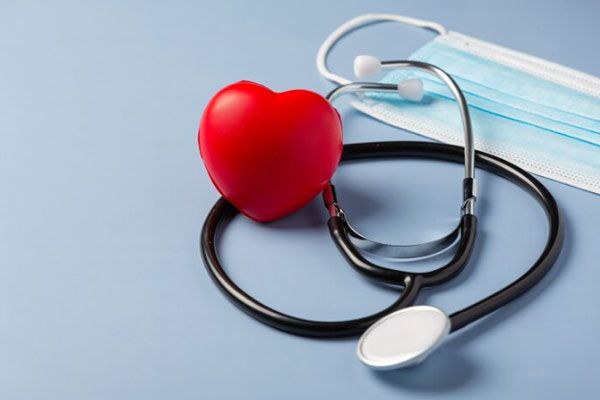 Síndrome de Turner - Corazón rojo junto a un estetoscopio como símbolo de prevención ante los problemas cardíacos 