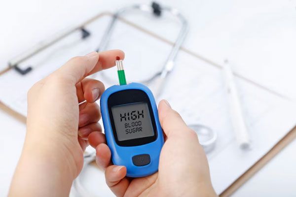 Paciente con diabetes utiliza un glucómetro para monitorear sus niveles de azúcar en la sangre 