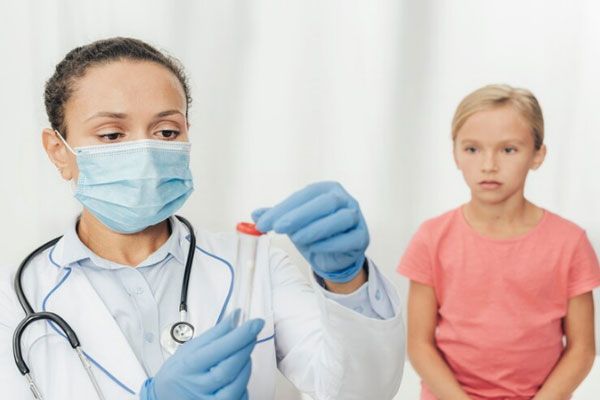 Síndrome de Turner - Doctora con paciente de fondo se para realizar unos análisis de sangre 