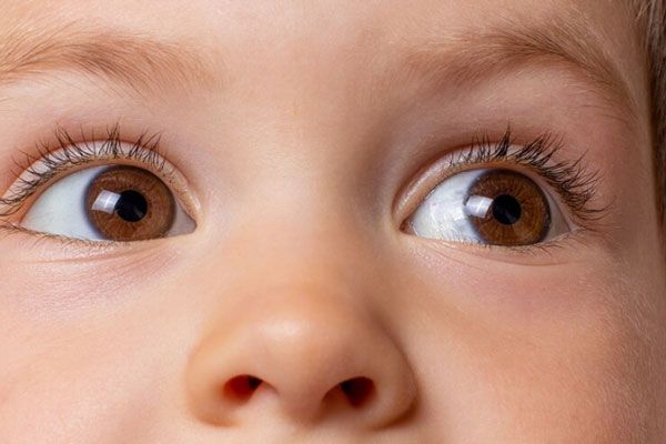 Nistagmo - Plano detalle de los ojos marrones de un niño mirando hacia arriba