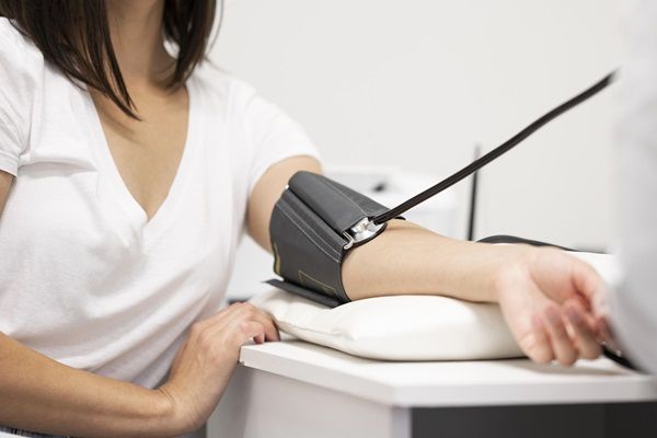 Doctor realizando una evaluación médica a una paciente femenina
