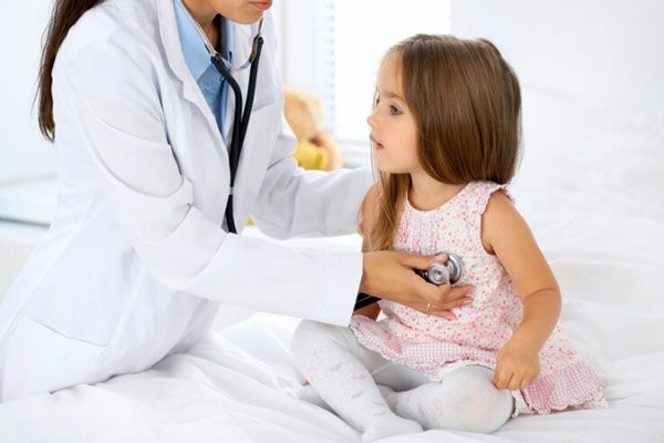 Síndrome de Turner - Doctora examina y escucha los latidos del corazón de una niña con un estetoscopio 