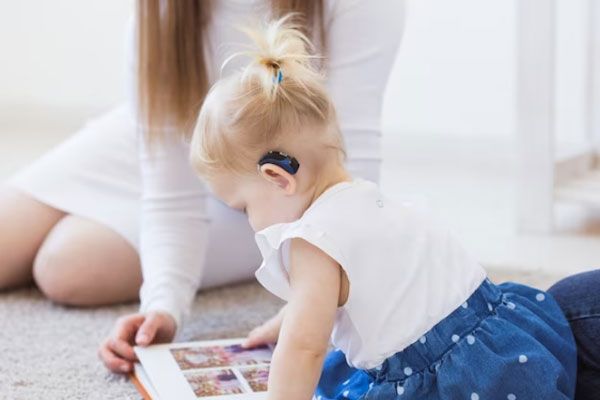 Síndrome de Turner - Niña con problemas auditivos utiliza un audífono para poder escuchar 