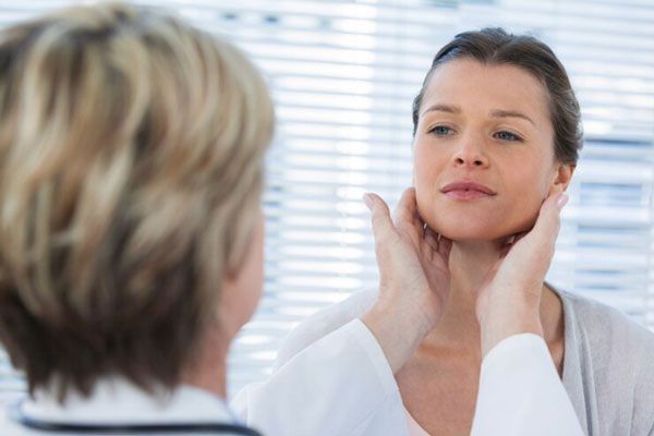 Síndrome de Turner - Doctora palpa la tiroides de una paciente ante sospecha hipotiroidismo 