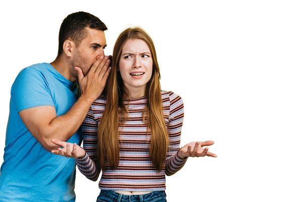 Síndrome del acento extranjero - Hombre hablándole en el oído a una mujer con cara de confusión