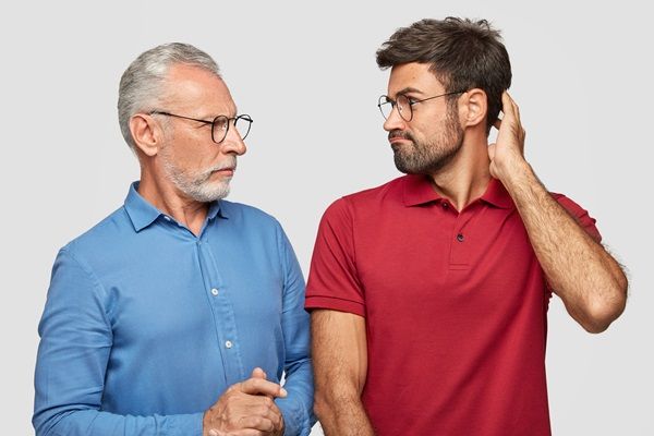 Síndrome del acento extranjero - Dos hombres mirándose con cara de confusión