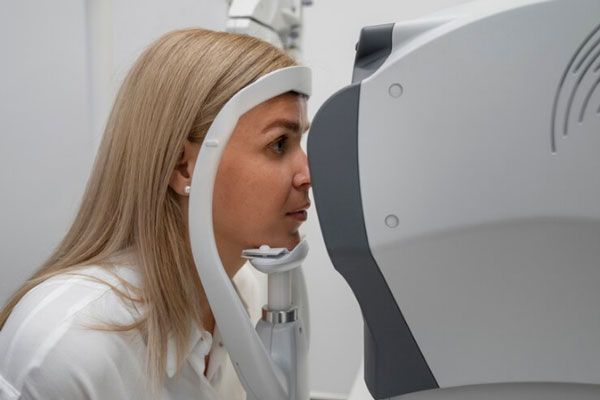 Nistagmo - Mujer se somete aun examen de la vista para destacar trastornos en el nervio óptico