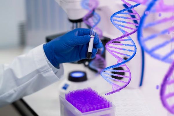 Personal médico toma una muestra de sangre para realizar un estudio genético 