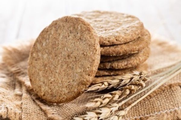 Celiaquía o intolerancia al gluten - Galletas de avena con gluten sobre una mesa con paños de tela