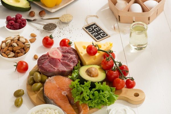 Enfermedad de Graves tratamiento natural - Alimentos ricos en vitaminas y minerales como carnes rojas, salmón, tomates, lechuga, aguacate, queso y semillas