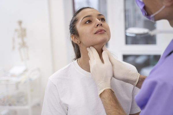 Síndrome de Proteus - Médico especialista realizando una evaluación médica a una mujer joven
