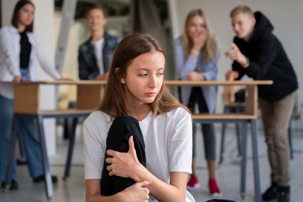 Esquizofrenia paranoide - Joven introvertida y con pensamientos negativos enfrenta problemas para socializar 