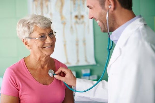 anciana en la consulta del medico revisando la salud de su corazón