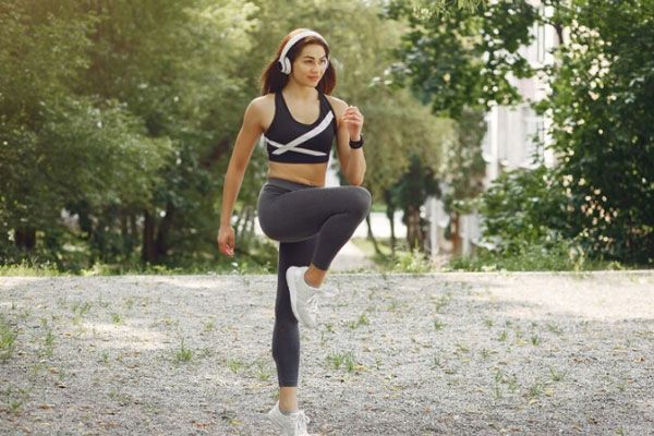 Dermatitis por estrés - Joven entrena al aire libre para bajar sus niveles de tensión y regular los niveles de cortisol