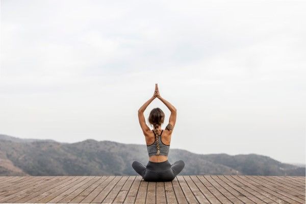 mujer meditando para reducir sus niveles de estrés