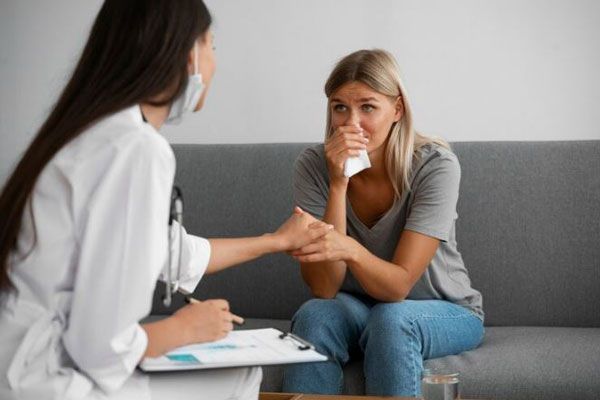 Autolesión - Especialista en salud mental brinda acompañamiento psicológico a una mujer con problemas personales