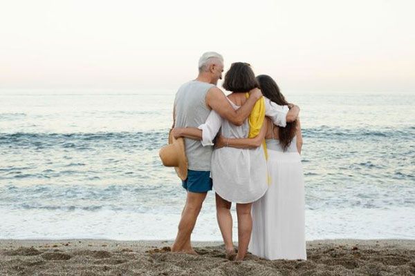 Autolesión - Familia sale de paseo a la playa para liberar tensiones y bajar los niveles de ansiedad