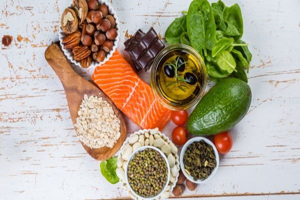 Alimentos que bajan el colesterol - grupo de alimentos que bajan el colesterol sobre una mesa