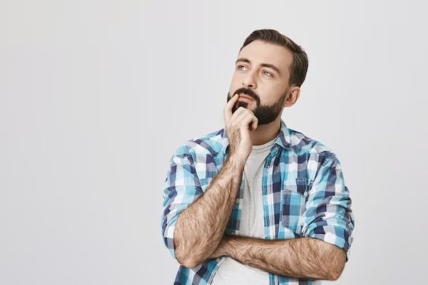 hombre pensando que contiene un alimento ultraprocesado