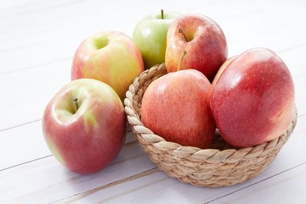 cesto de manzanas, alimento para cuidar nuestra salud cardiaca