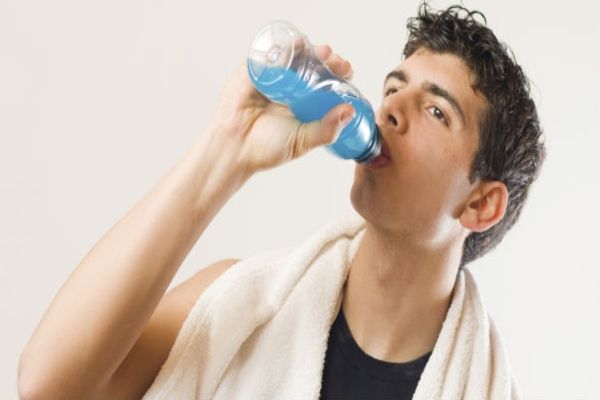 alimentos ultraprocesados - joven bebiendo un refresco unos de los alimentos ultraprocesados más perjudiciales