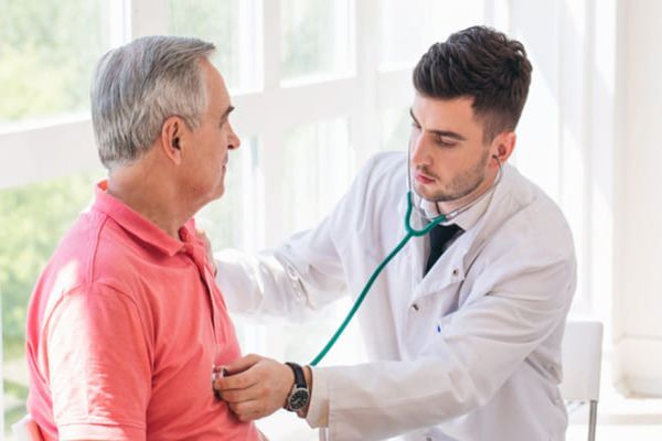 Factores de riesgo cardiovascular- Médico revisando paciente adulto masculino con enfermedad cardiovascular