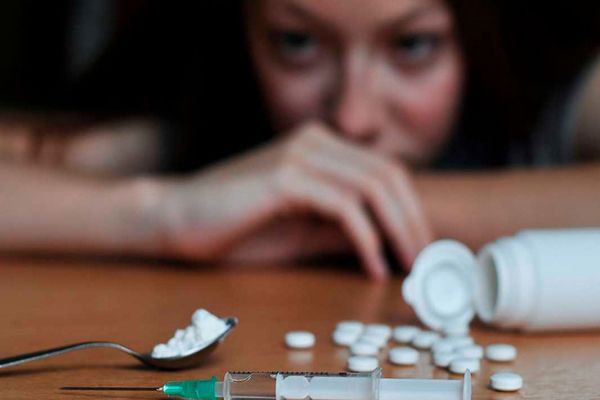 Mujer consumiendo drogas