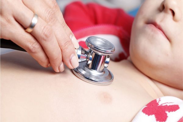 Medico examinando el corazón de un niño