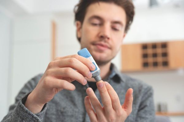 Diabetes tipo 1 y 2- Hombre midiendo el azúcar en sagre