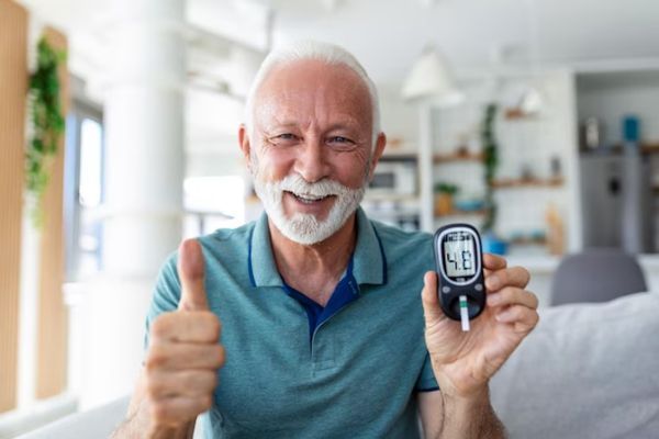 Diabetes tipo 1 y 2- Hombre midiendo la respuesta de su insulina