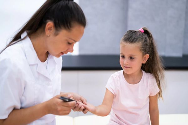 Diabetes tipo 1 y 2- Niña siendo revisada por diabetes.