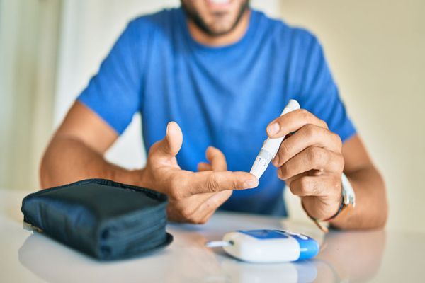  infarto teniendo marcapasos- Paciente diabetico midiiendo su azucar en sangre para evitar riesgo de infarto