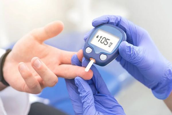 Factores de riesgo cardiovascular- Paciente midiendo su azúcar en sangre para evitar enfermedades cardivasculares a causa de la diabetes.