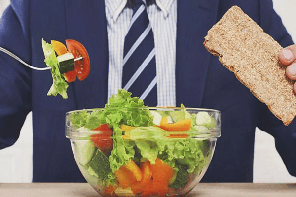 Dieta para bajar el colesterol- ensalada de lechuga, tomate y pepino ideal para incluir en el menú semanal para bajar el colesterol