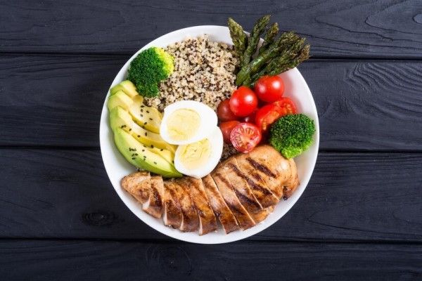 comida rica en alimentos proteicos para mejorar la musculatura de nuestro cuerpo