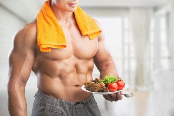 Dieta para ganar masa muscular - culturista con una comida para aumentar su musculatura