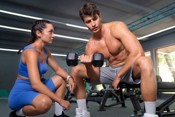 hombre en el gimnasio haciendo ejercicios para ganar masa muscular