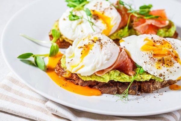 Dieta para ganar masa muscular - plato con una comida rica en proteínas para mejorar la musculatura
