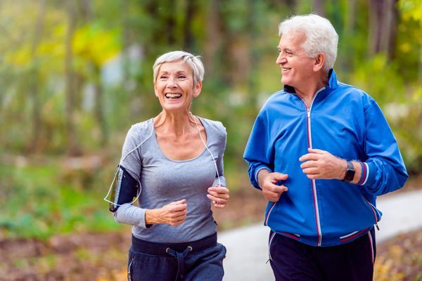 Pareja de adultos haciendo ejercicio para prevenir enfermedades cardiovasculares