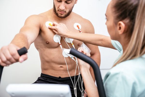 Hombre realozando la prueba de fuerza