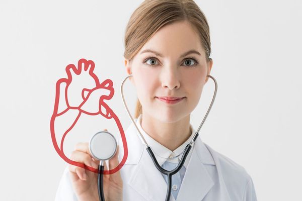  infarto teniendo marcapasos- Doctora mostrando la imagen de un corazón