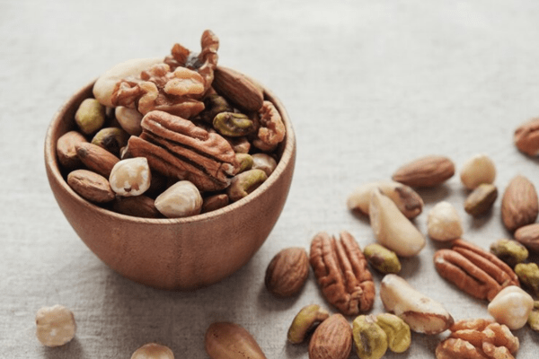 Toda dieta para bajar el colesterol debe llevar frutos secos como los muestra la imagen.