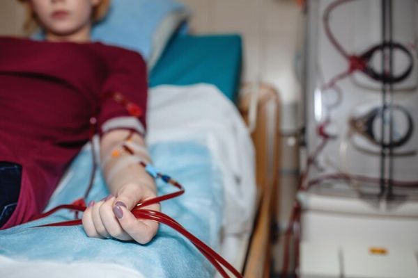 mujer recibiendo tratamiento en la sangre para hemodialisis