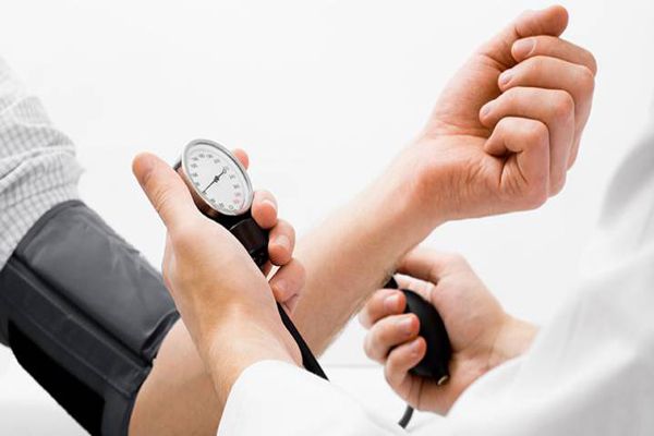  infarto teniendo marcapasos- Médico tomando la presión arterial a paciente
